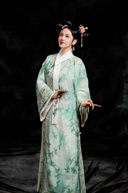 展示中国清朝宫廷服饰的亚洲女性