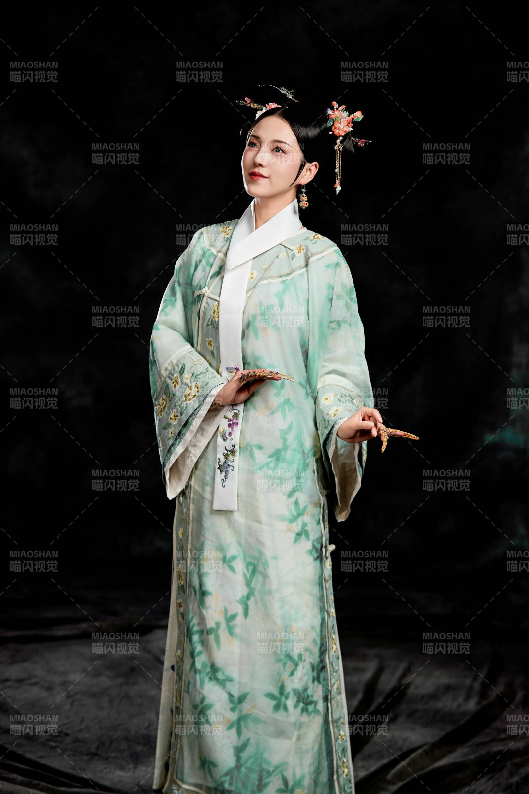 展示中国清朝宫廷服饰的亚洲女性