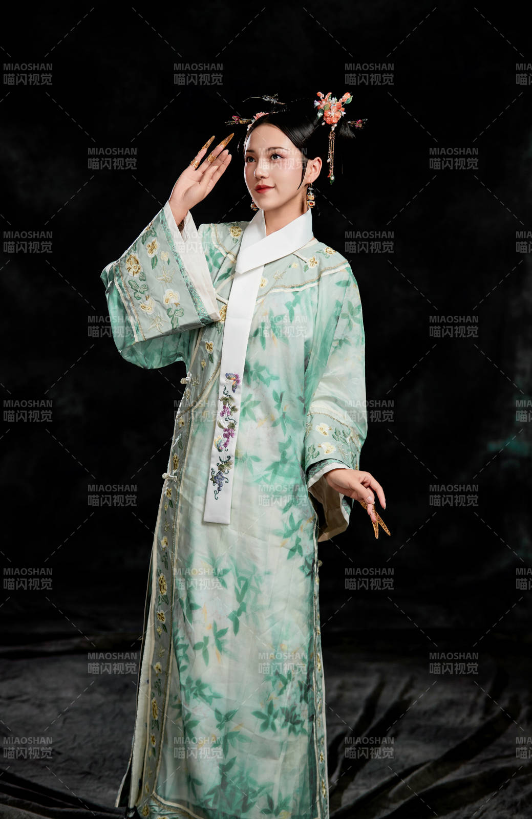 展示中國清朝宮廷服飾的亞洲女性