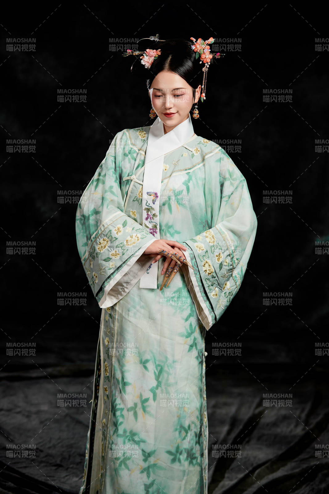 展示中国清朝宫廷服饰的亚洲女性