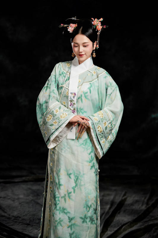 展示中国清朝宫廷服饰的亚洲女性