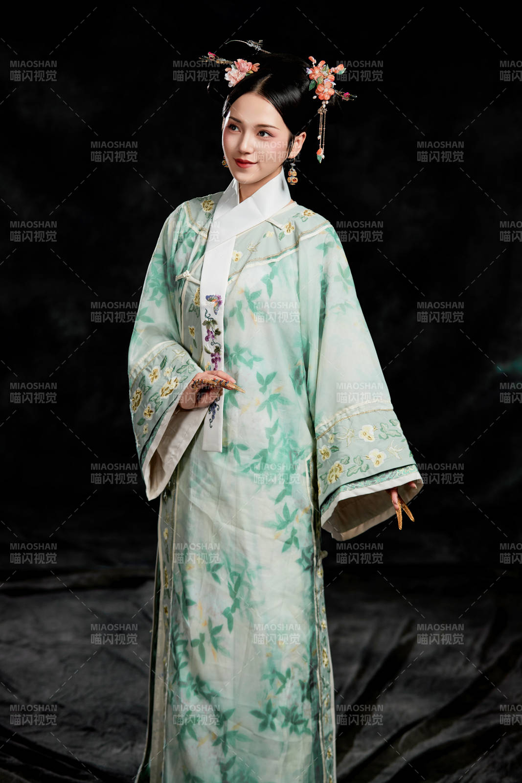 展示中國(guó)清朝宮廷服飾的亞洲女性