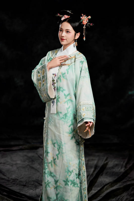 展示中国清朝宫廷服饰的亚洲女性