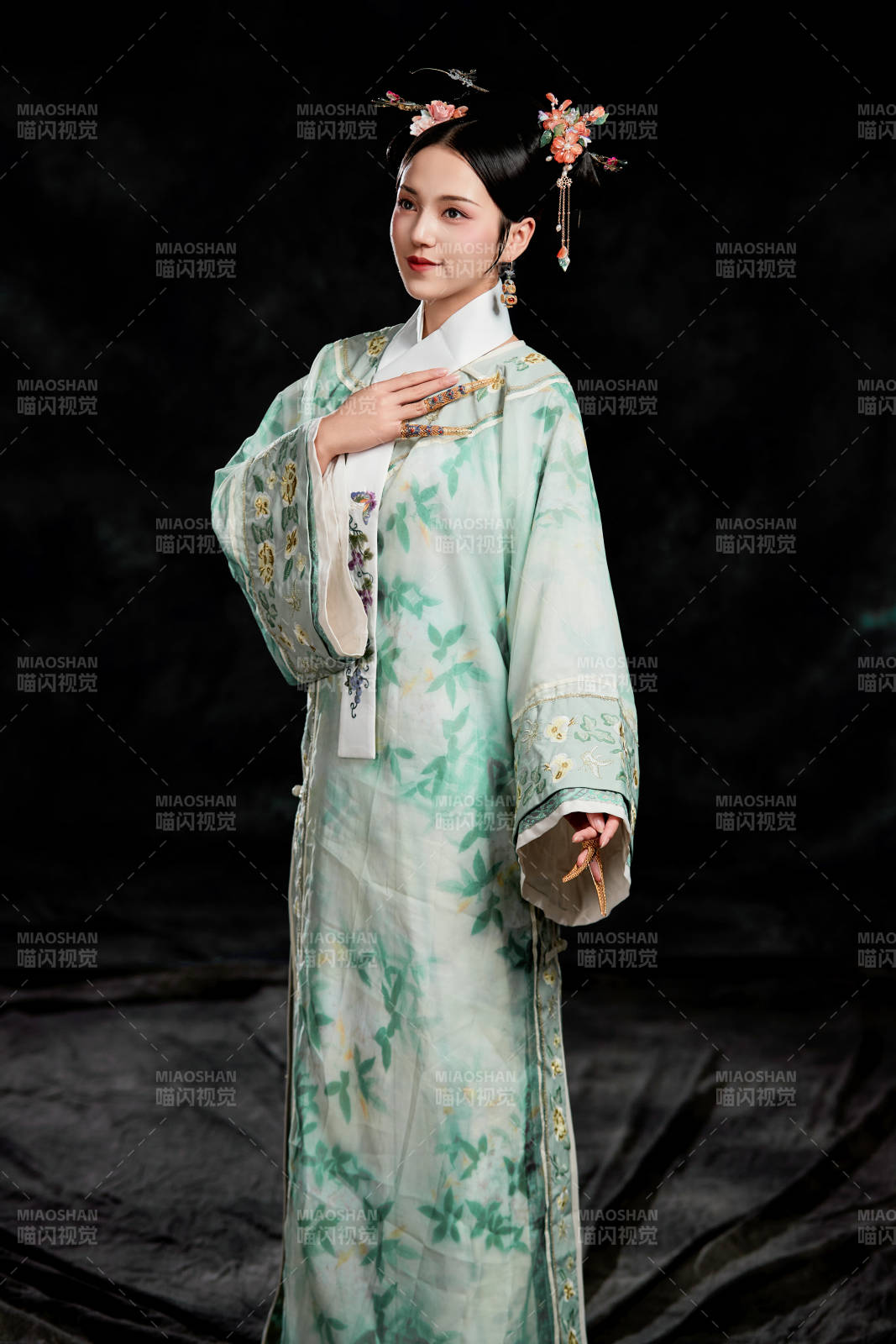 展示中国清朝宫廷服饰的亚洲女性