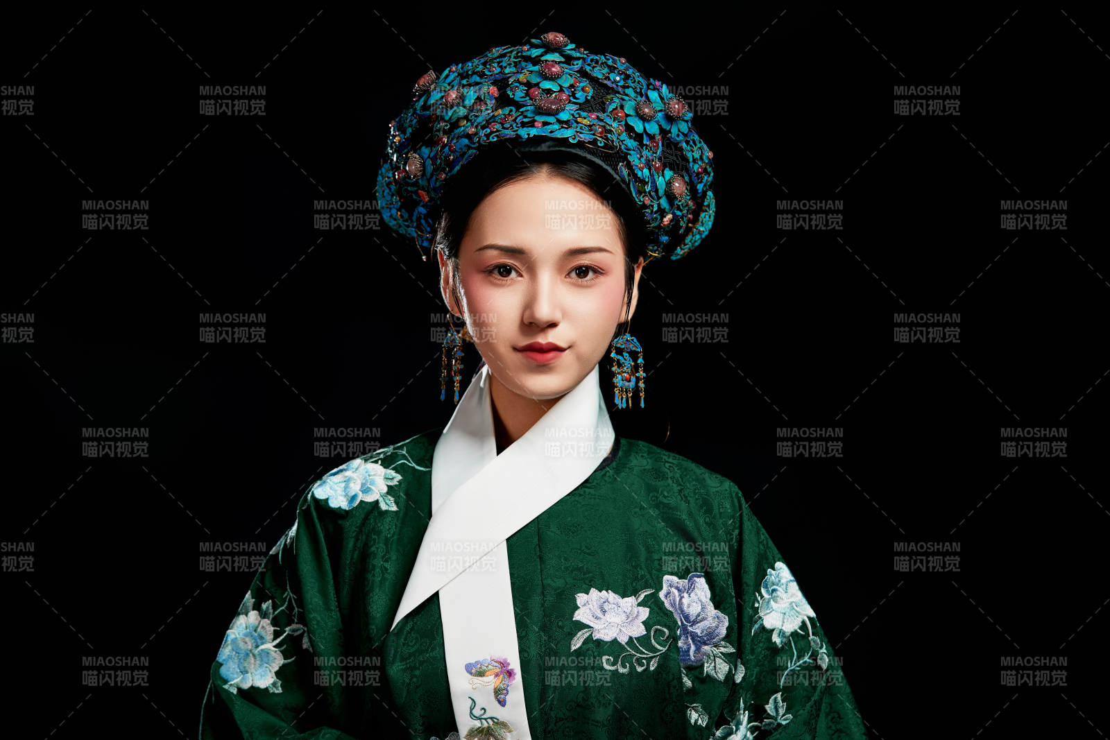 展示中國清朝宮廷服飾的亞洲女性