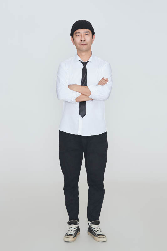 白色背景下的雅痞男士形象