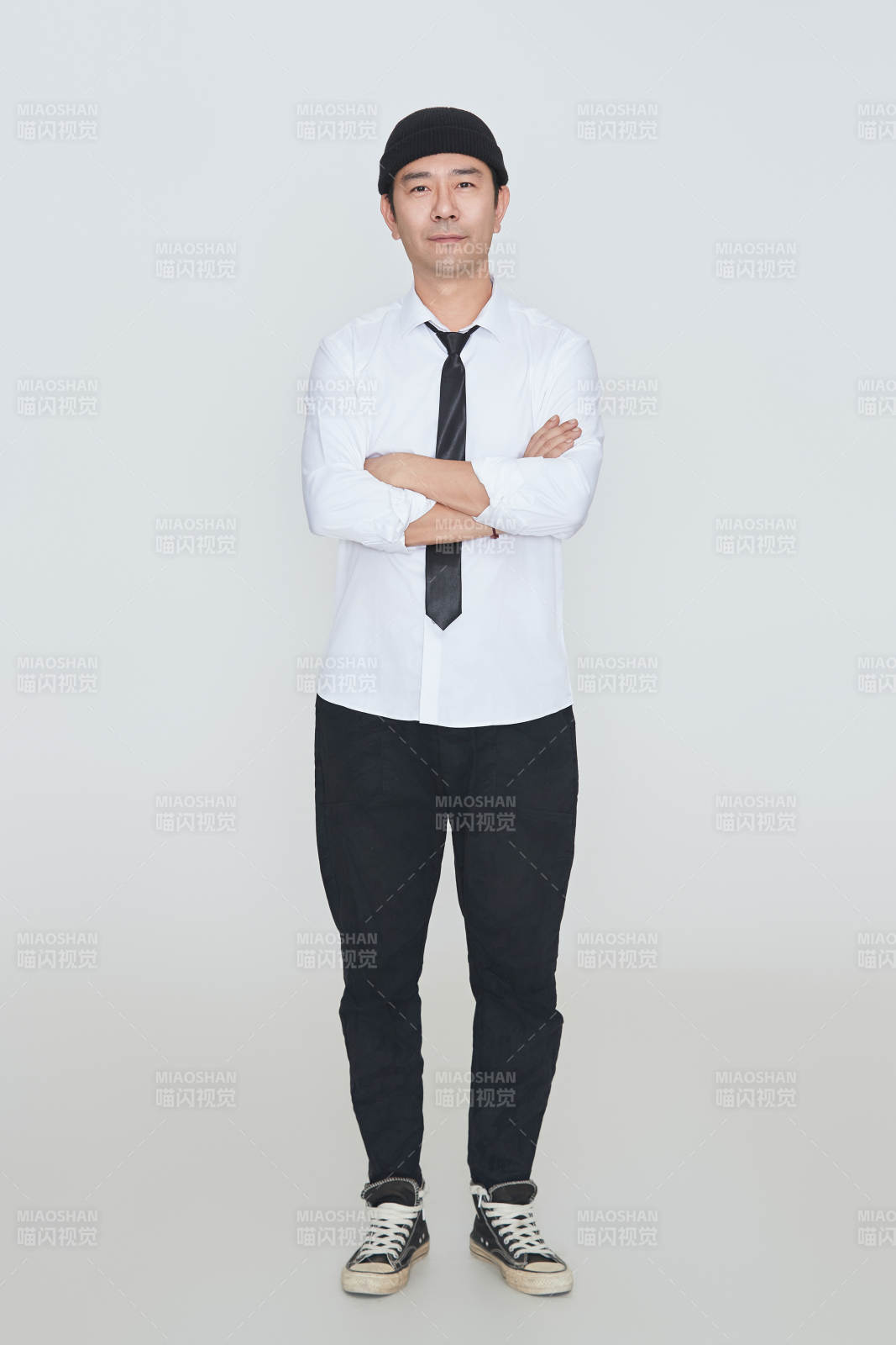 白色背景下的雅痞男士形象