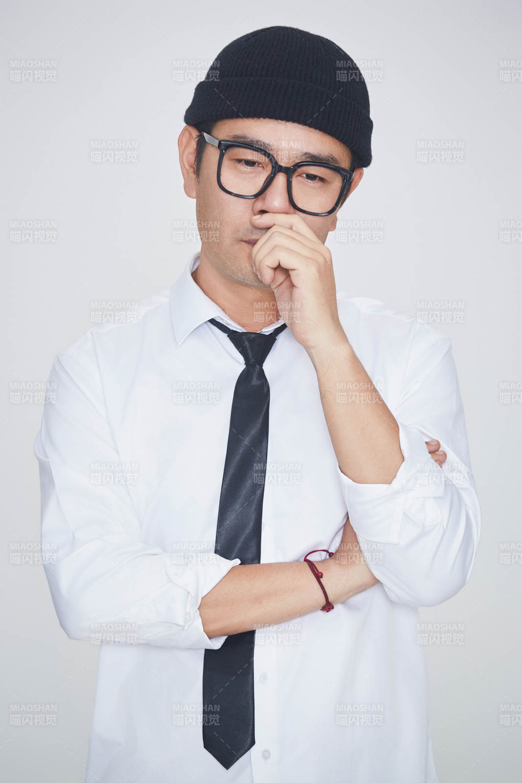 白色背景下的雅痞男士形象