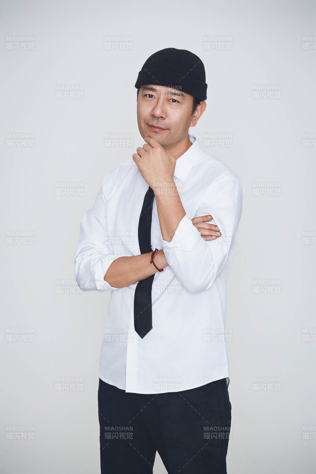 白色背景下的雅痞男士形象