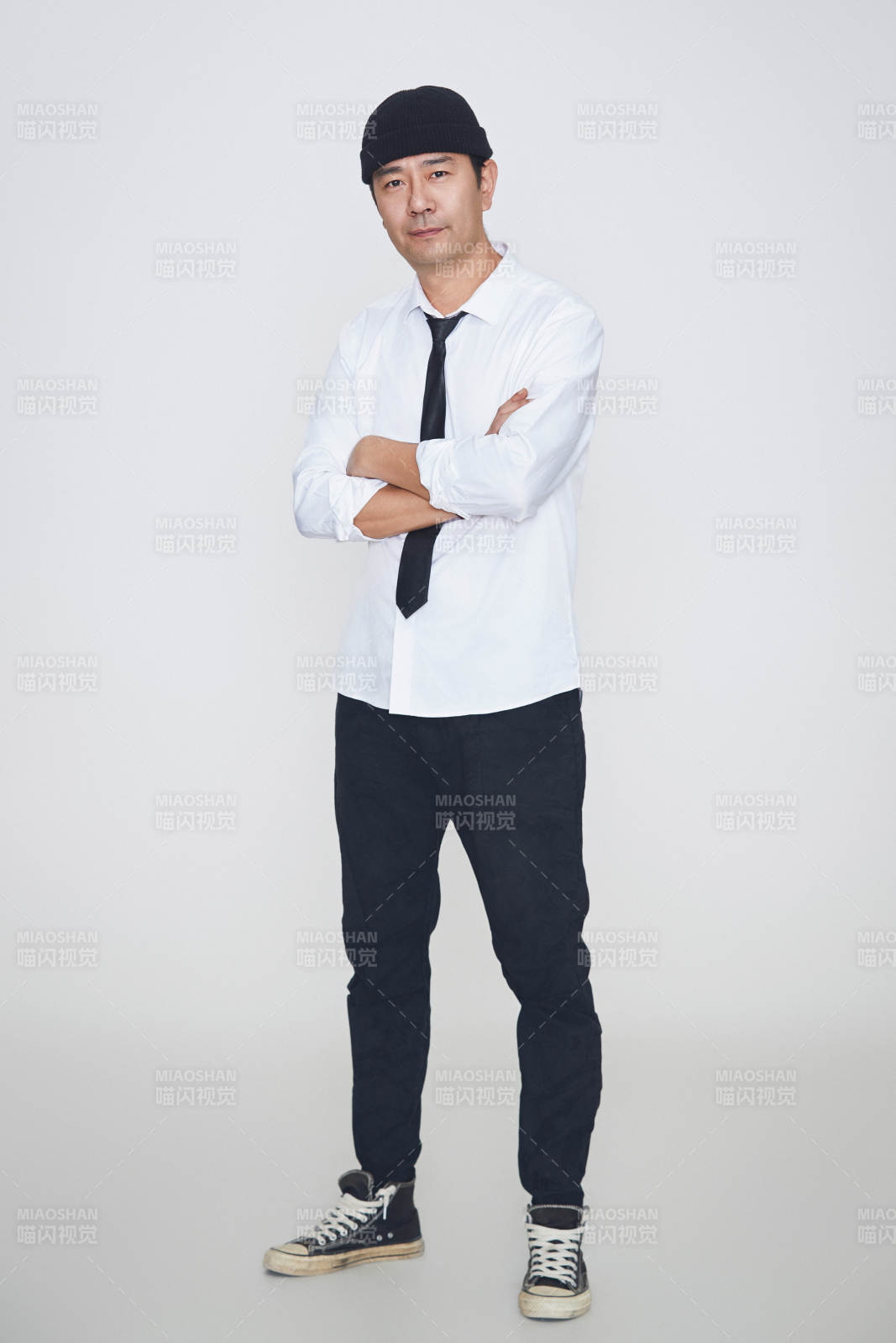 白色背景下的雅痞男士形象