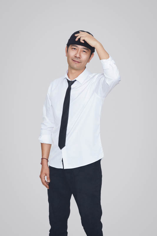 白色背景下的雅痞男士形象