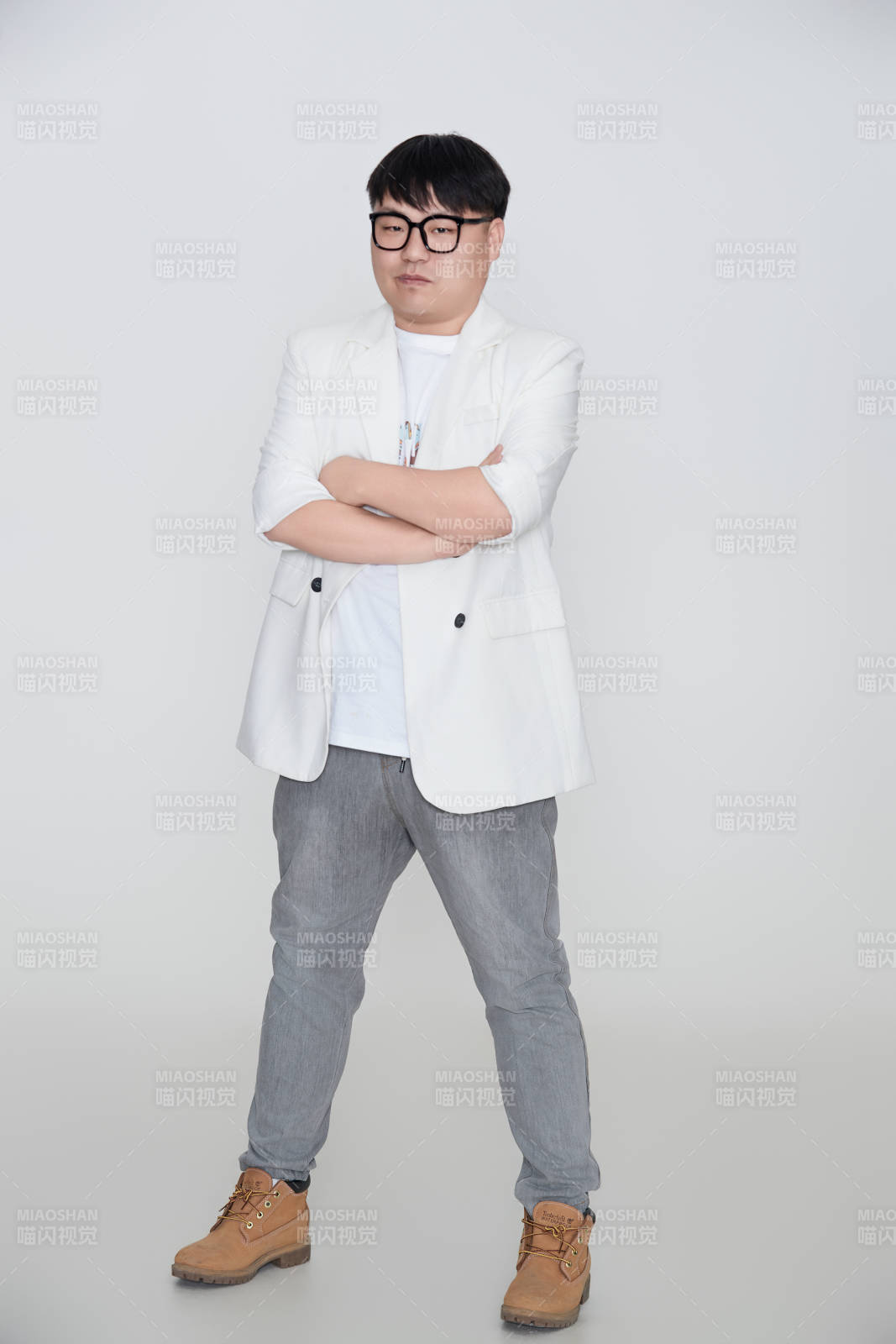 白色背景下的快樂胖男士