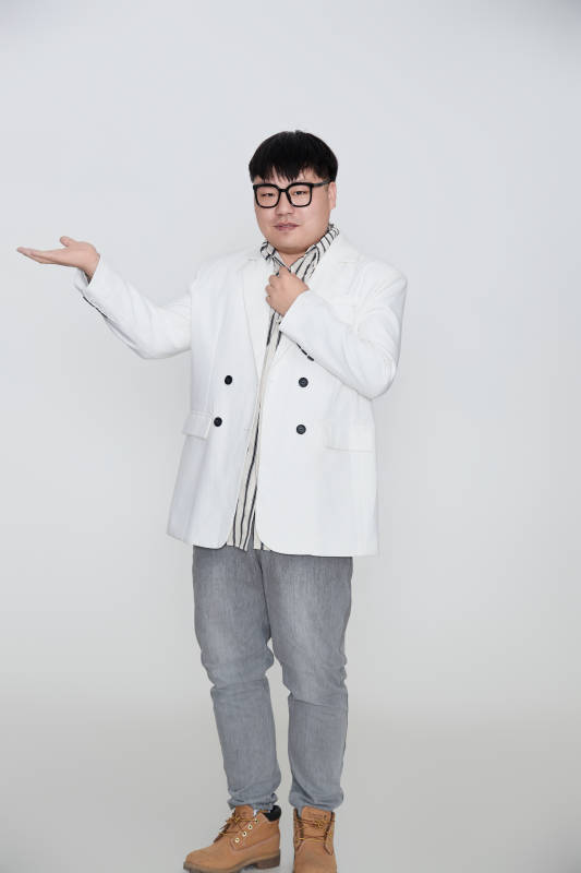 白色背景下的快乐胖男士