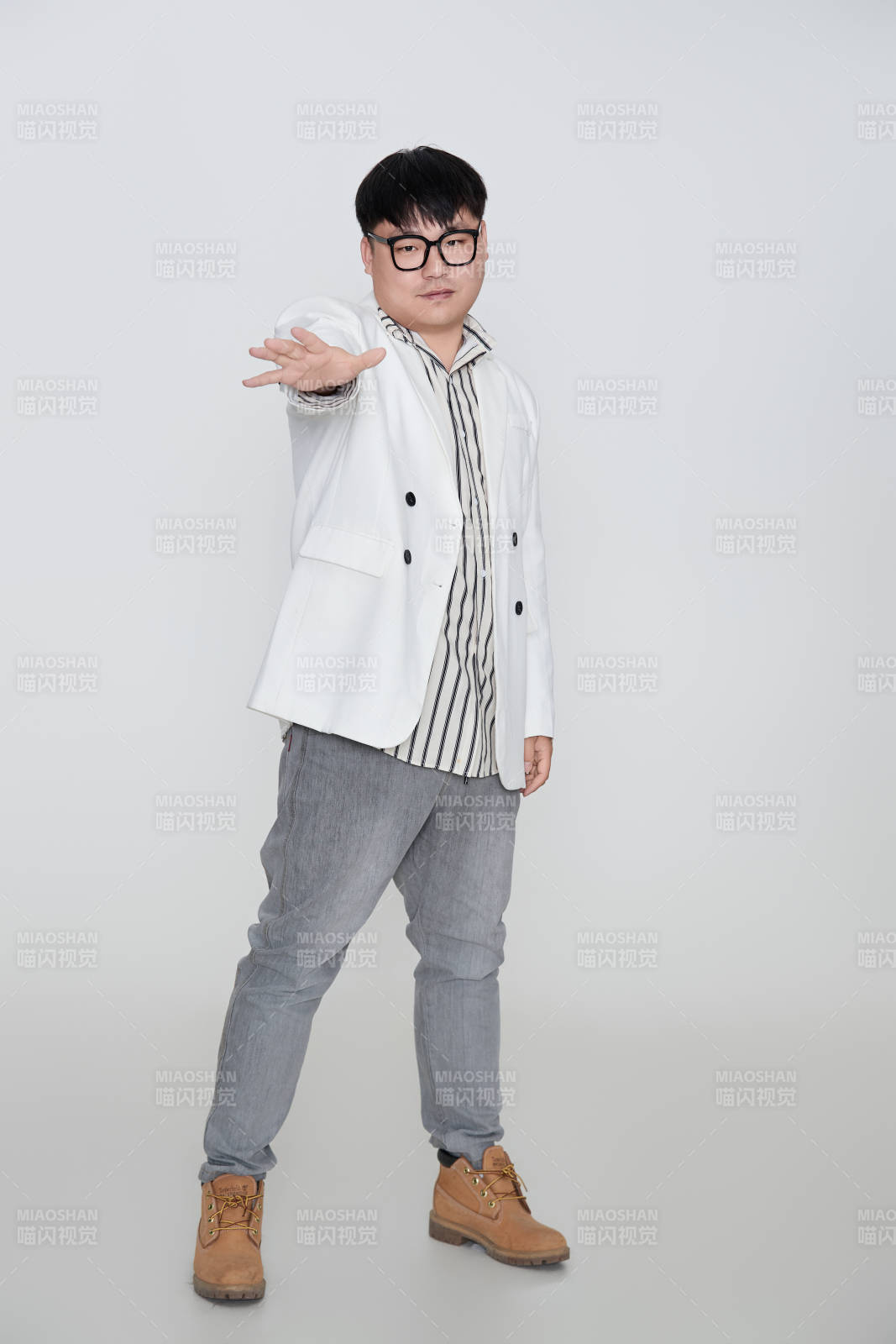 白色背景下的快樂胖男士