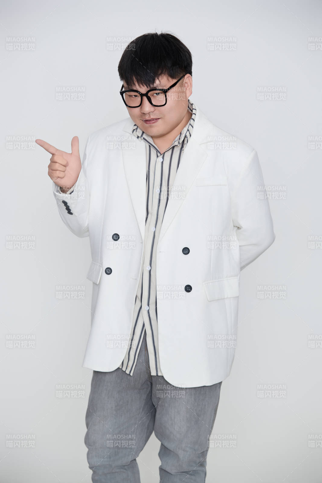 白色背景下的快乐胖男士