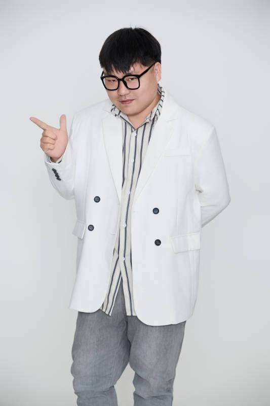 白色背景下的快乐胖男士