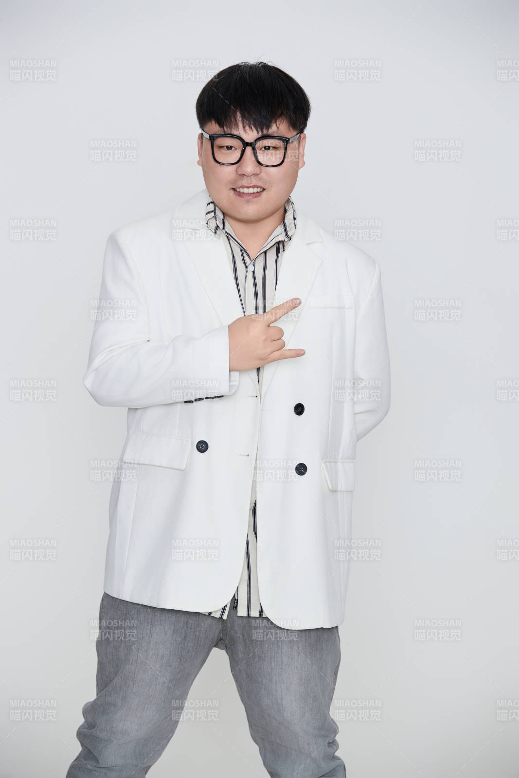 白色背景下的快樂胖男士