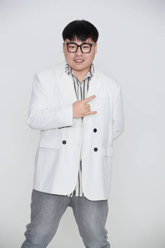 白色背景下的快乐胖男士