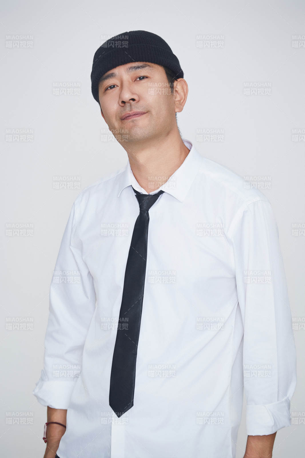 白色背景下的雅痞男士形象