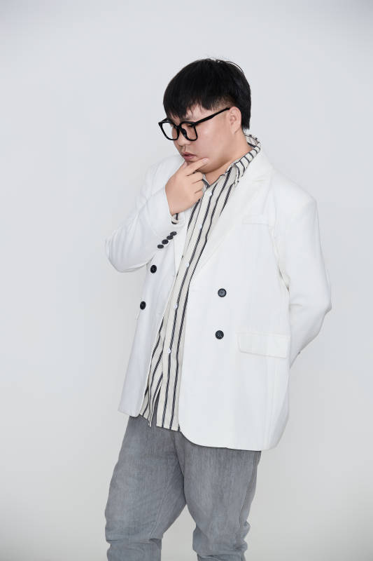 白色背景下的快乐胖男士