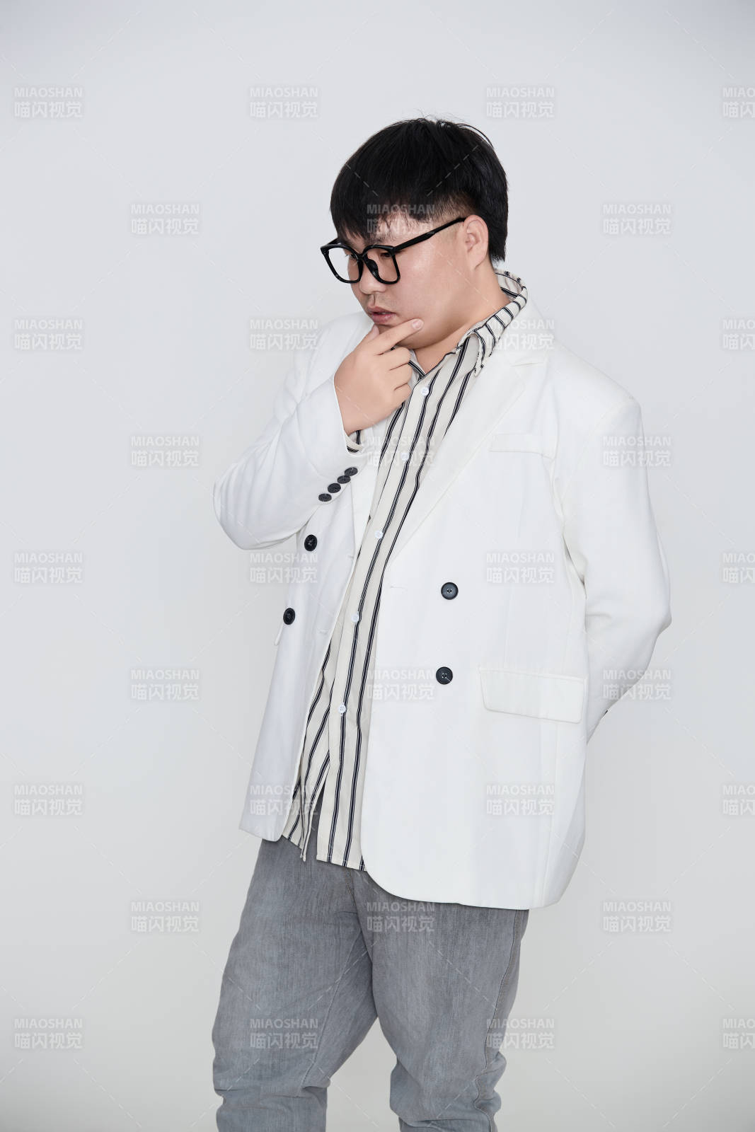 白色背景下的快樂(lè)胖男士