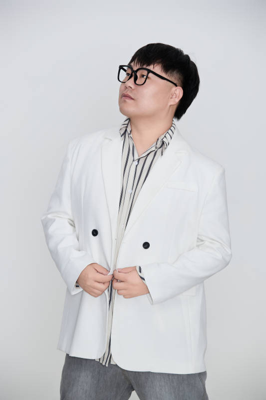 白色背景下的快乐胖男士