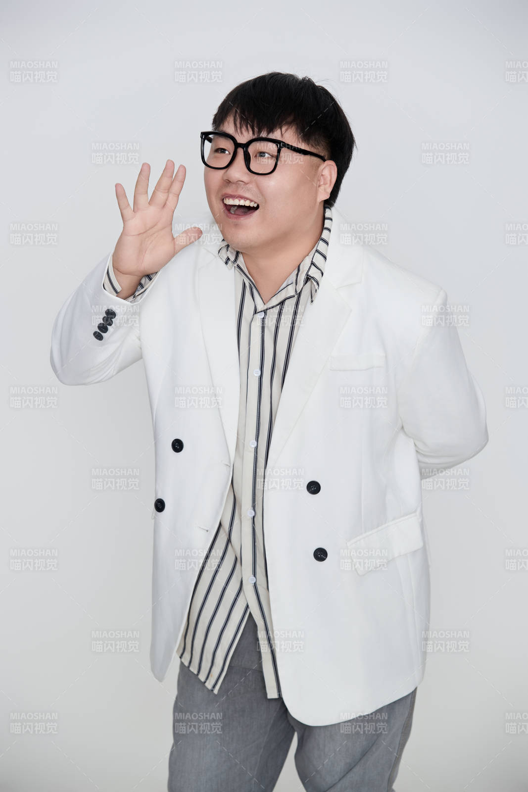 白色背景下的快乐胖男士