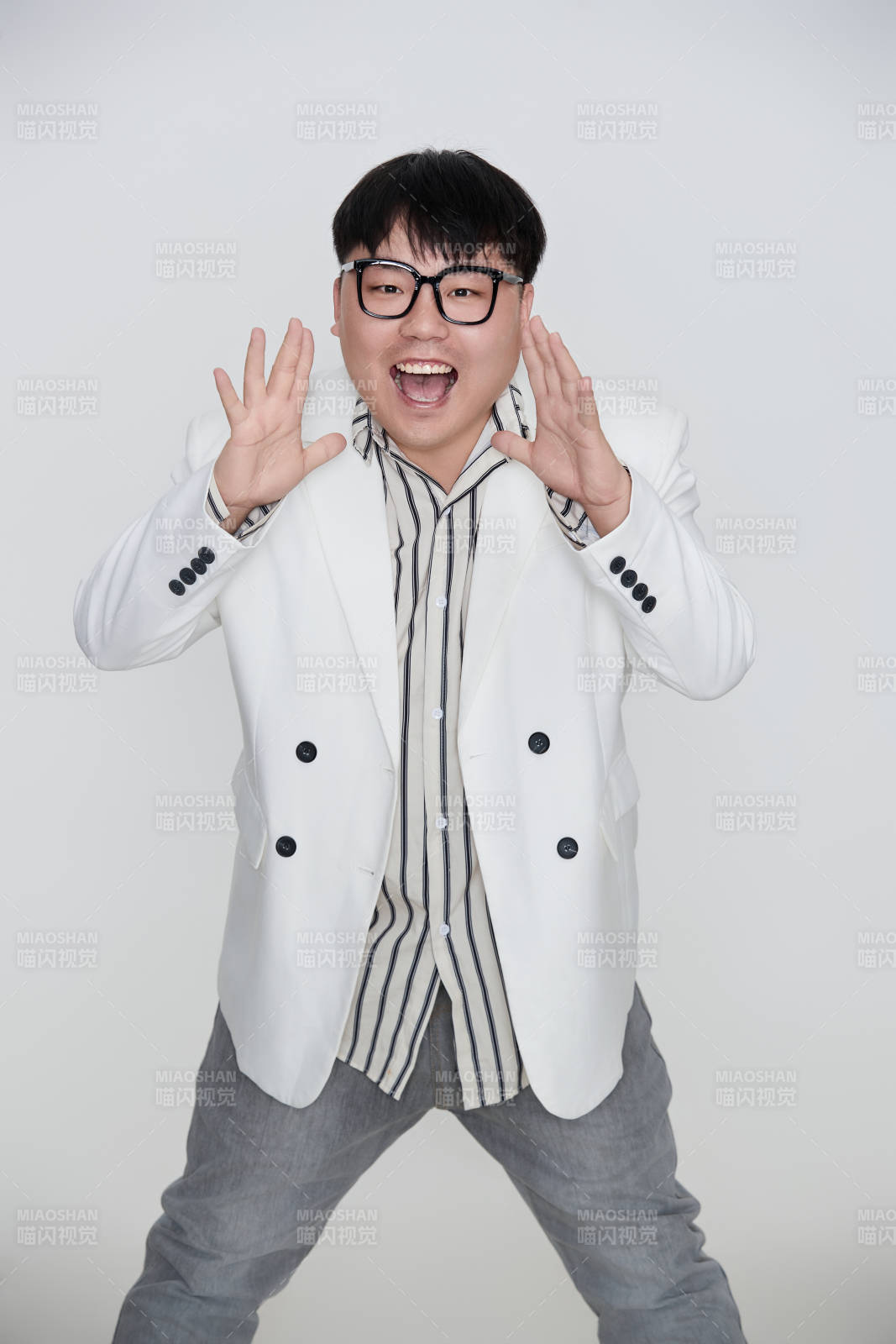 白色背景下的快樂胖男士