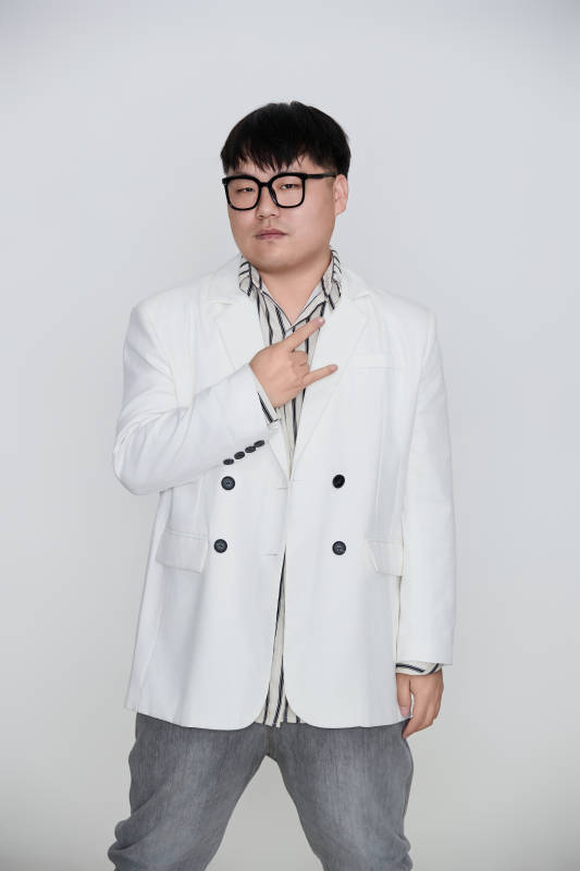 白色背景下的快乐胖男士