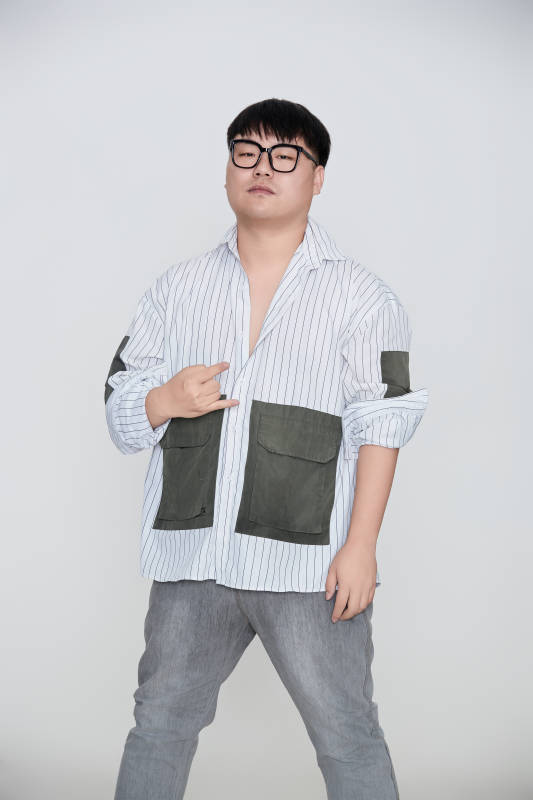 白色背景下的快乐胖男士