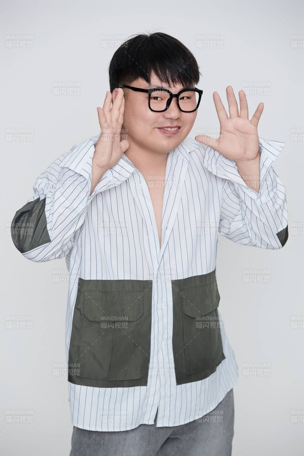 白色背景下的快樂胖男士