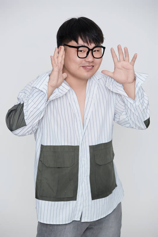 白色背景下的快乐胖男士