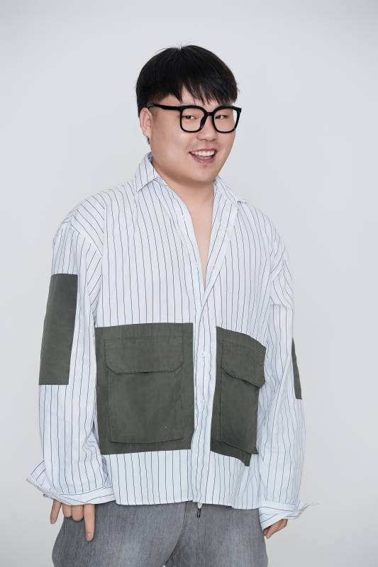 白色背景下的快乐胖男士