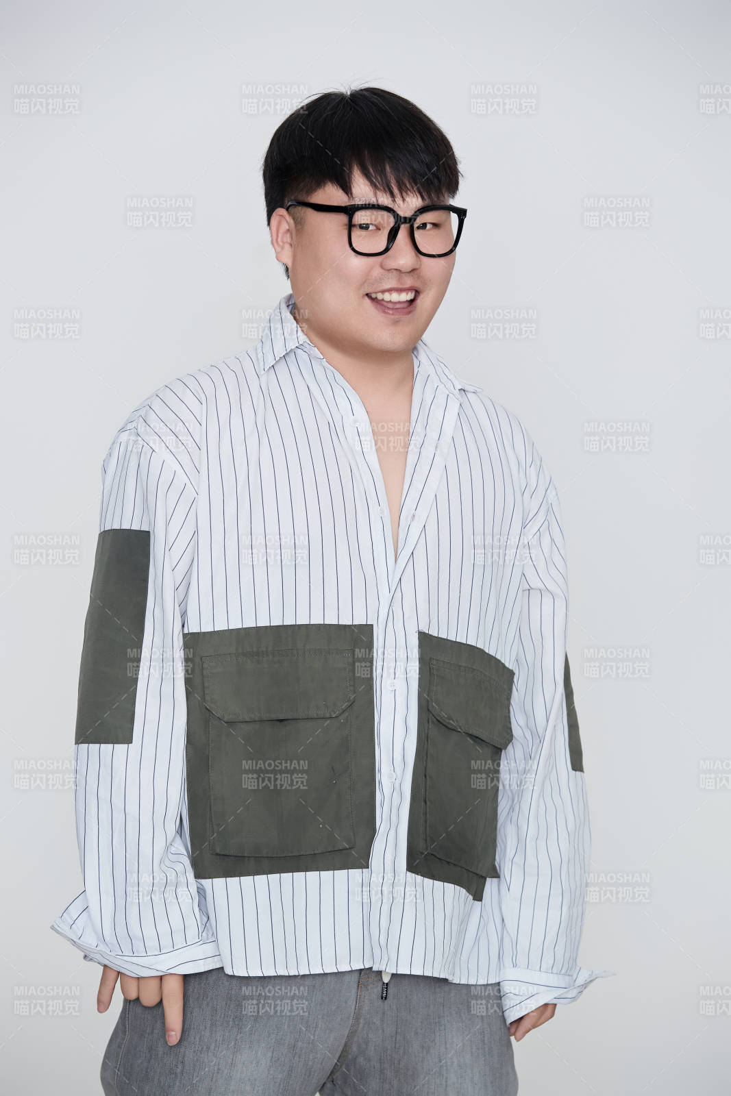 白色背景下的快乐胖男士