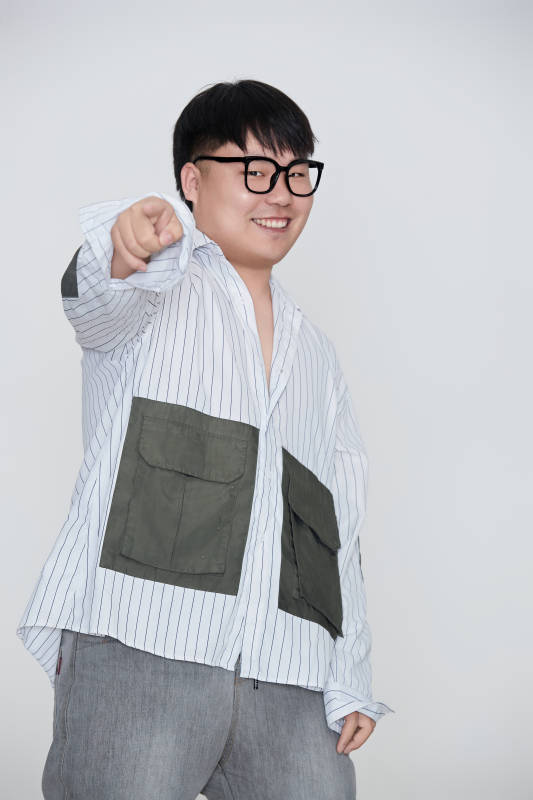 白色背景下的快乐胖男士