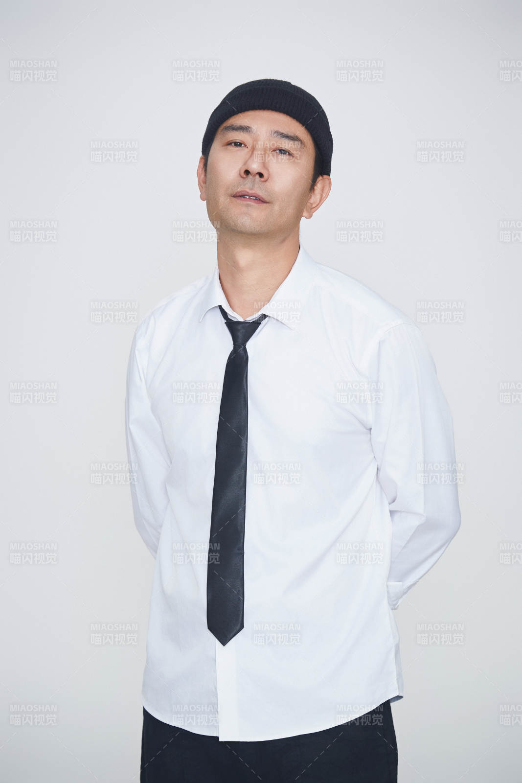 白色背景下的雅痞男士形象