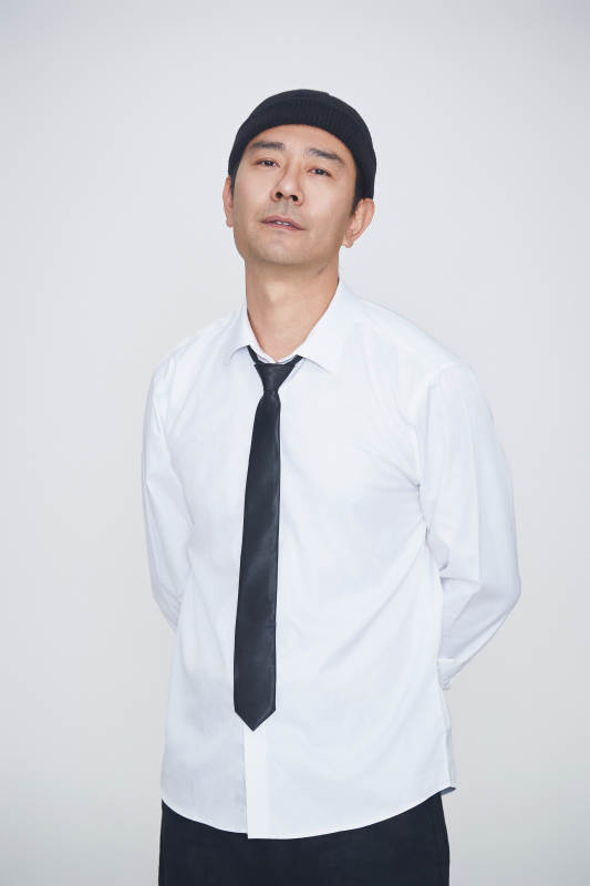 白色背景下的雅痞男士形象