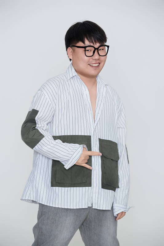 白色背景下的快乐胖男士