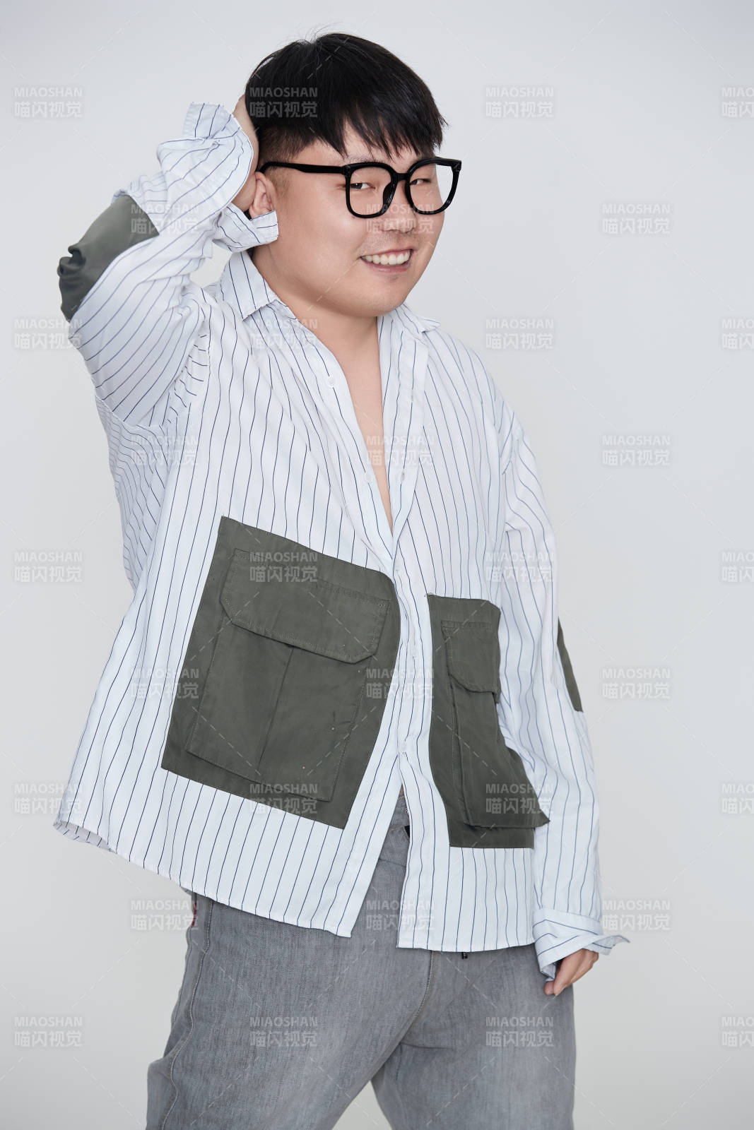 白色背景下的快樂胖男士