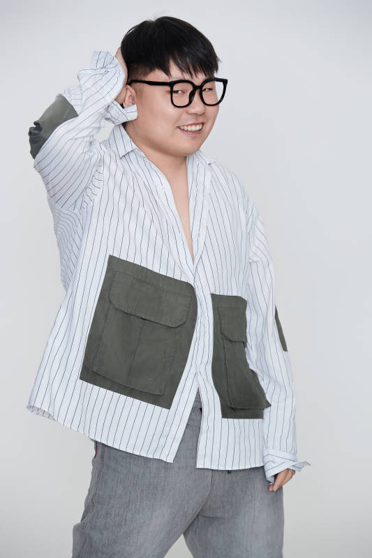 白色背景下的快乐胖男士