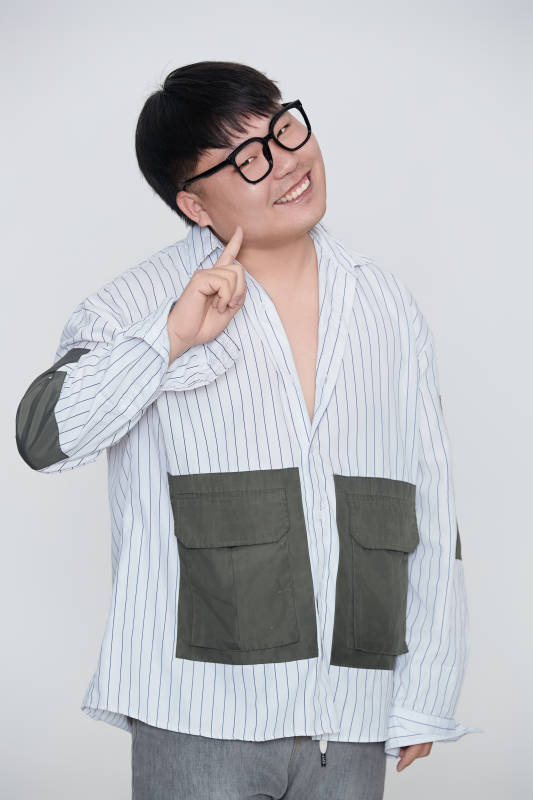 白色背景下的快乐胖男士