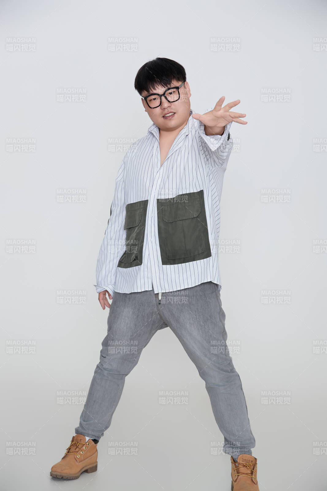 白色背景下的快樂胖男士