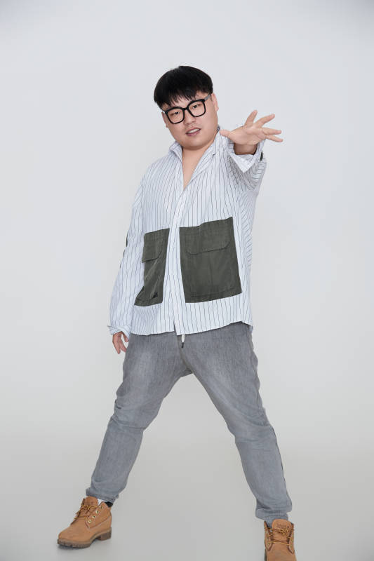 白色背景下的快乐胖男士