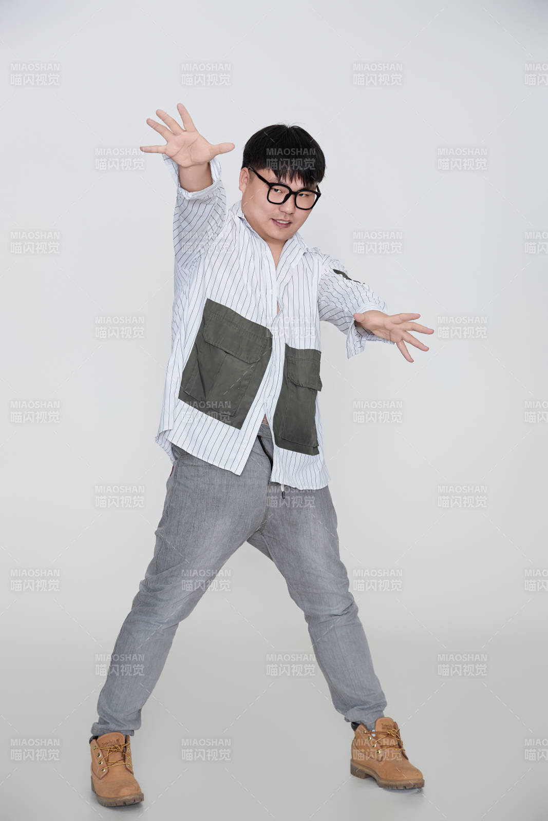 白色背景下的快乐胖男士