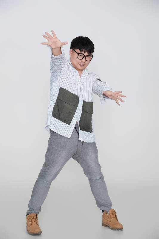 白色背景下的快乐胖男士