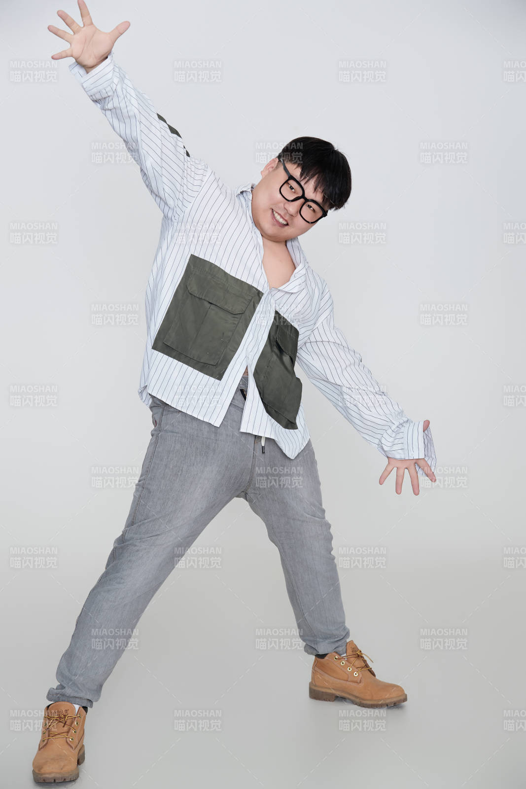 白色背景下的快樂胖男士