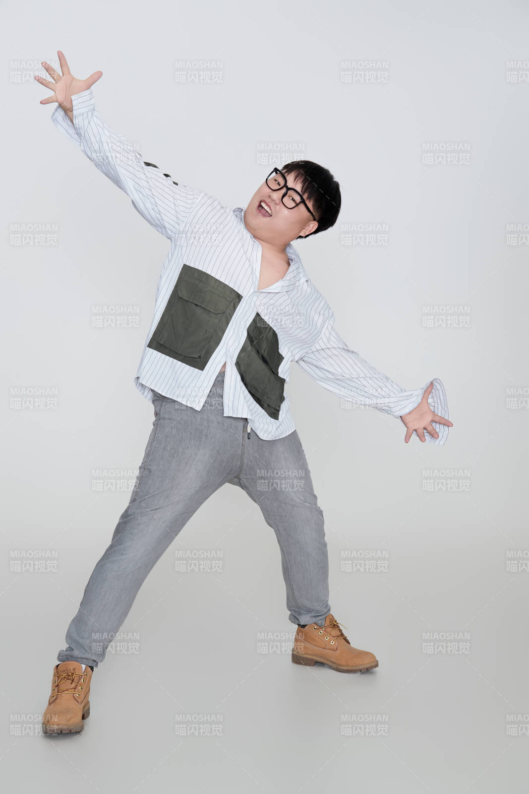 白色背景下的快乐胖男士