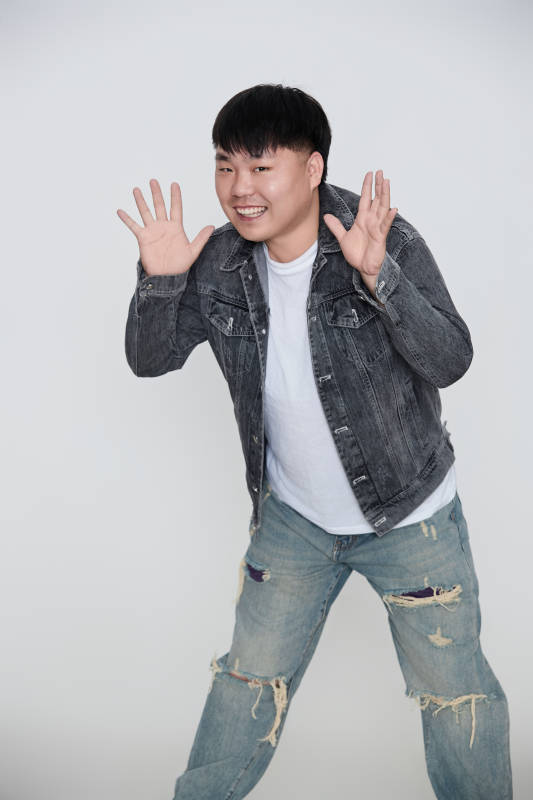 白色背景下的快乐胖男士