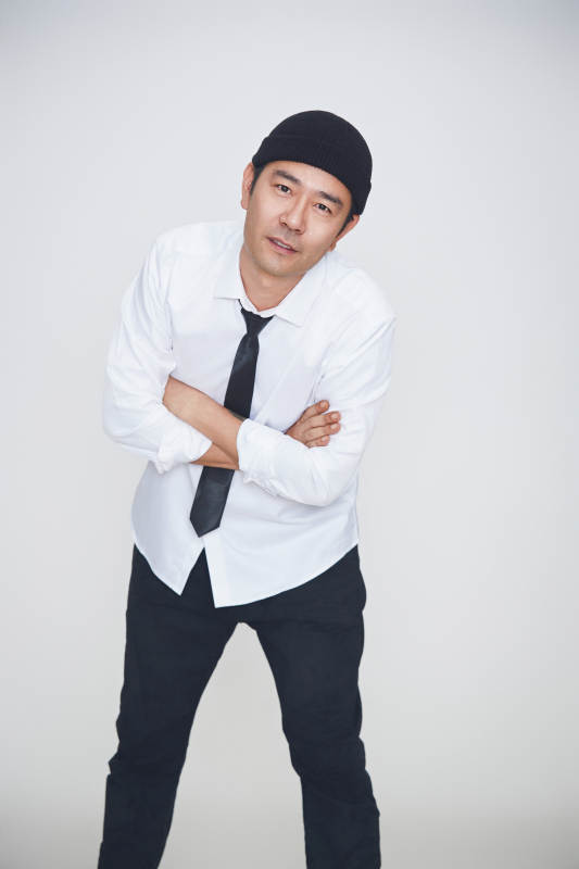 白色背景下的雅痞男士形象