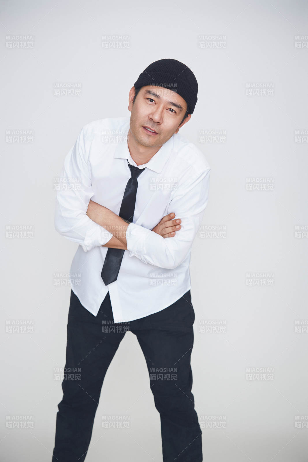 白色背景下的雅痞男士形象